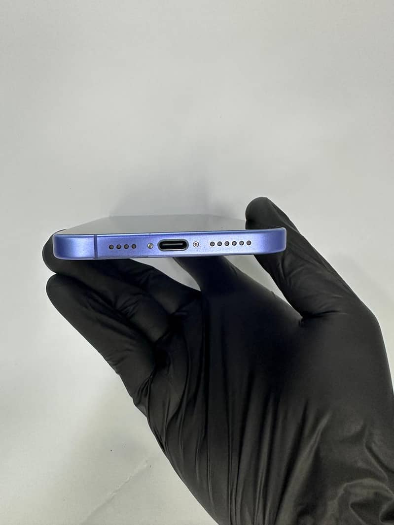 Apple iPhone 16e 11