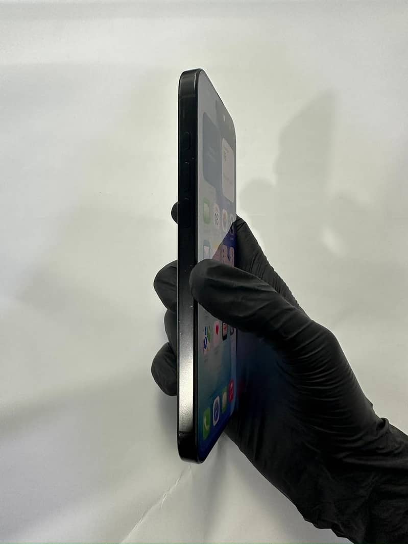 Apple iPhone 16e 14