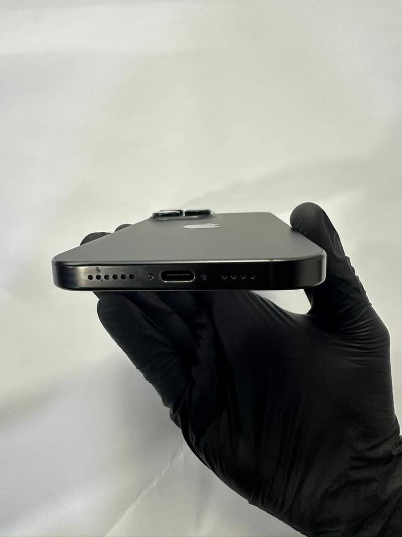 Apple iPhone 16e 18