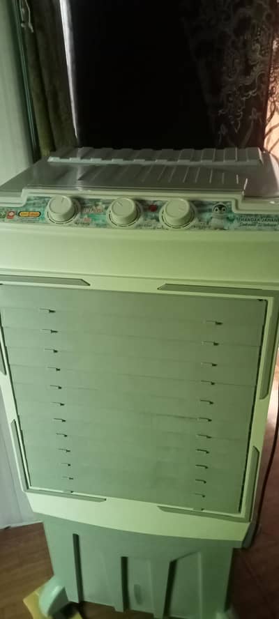 1 month ues 10/10 condition. Ac dc cooler