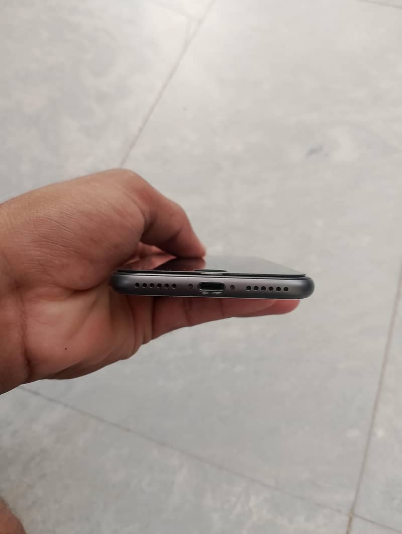 Apple iPhone 8 3