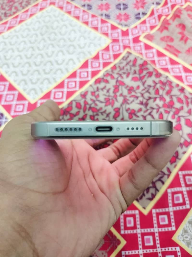 Apple iPhone 16 Pro Max 4