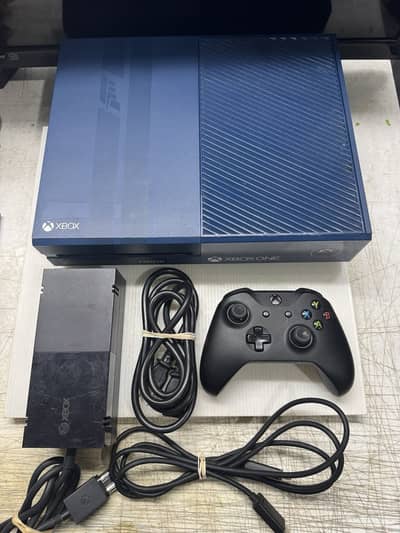 XBOX ONE 1TB Forza Edition 1 controller, battery and charger