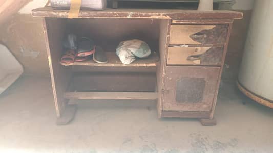 A computer Table for Sale