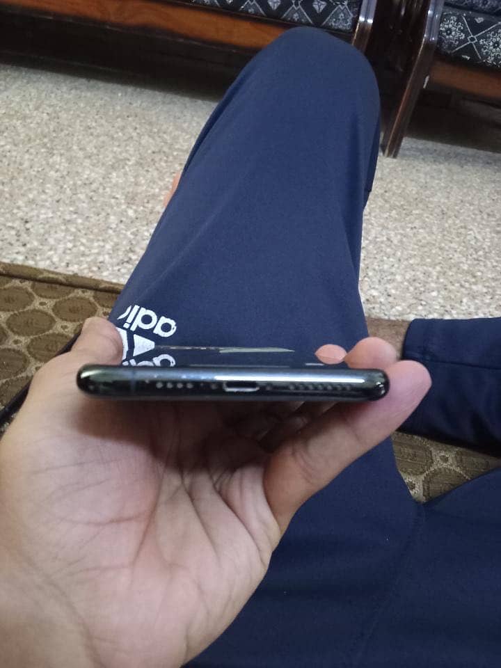Apple iPhone 11 Pro Max 4