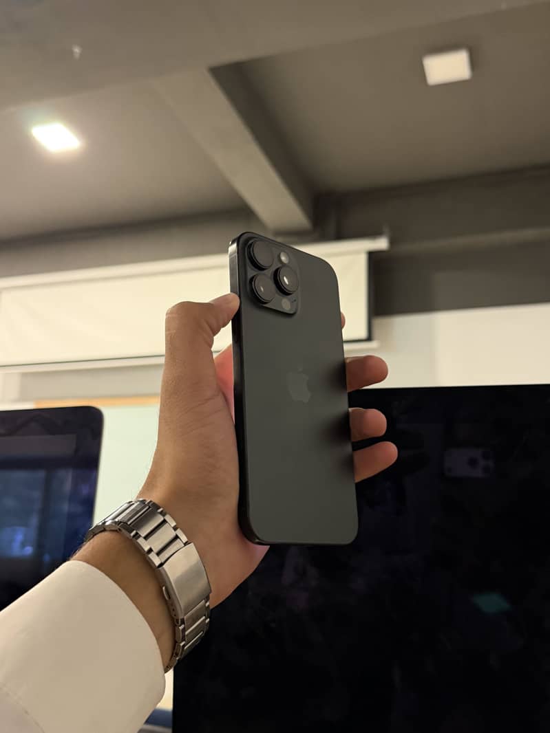 Apple iPhone 16 Pro Max 1