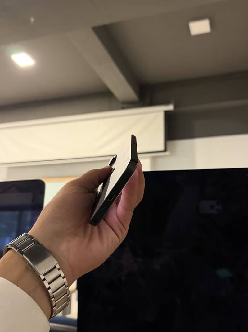 Apple iPhone 16 Pro Max 3