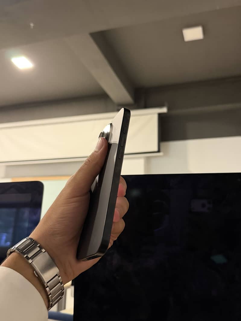 Apple iPhone 16 Pro Max 4
