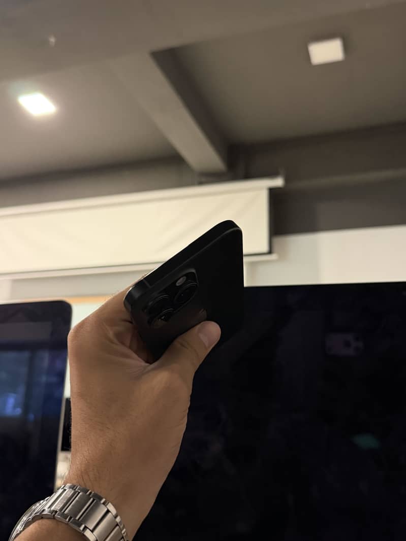 Apple iPhone 16 Pro Max 5