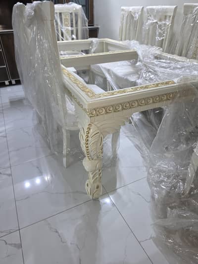 Chinyoti dining table brand new.