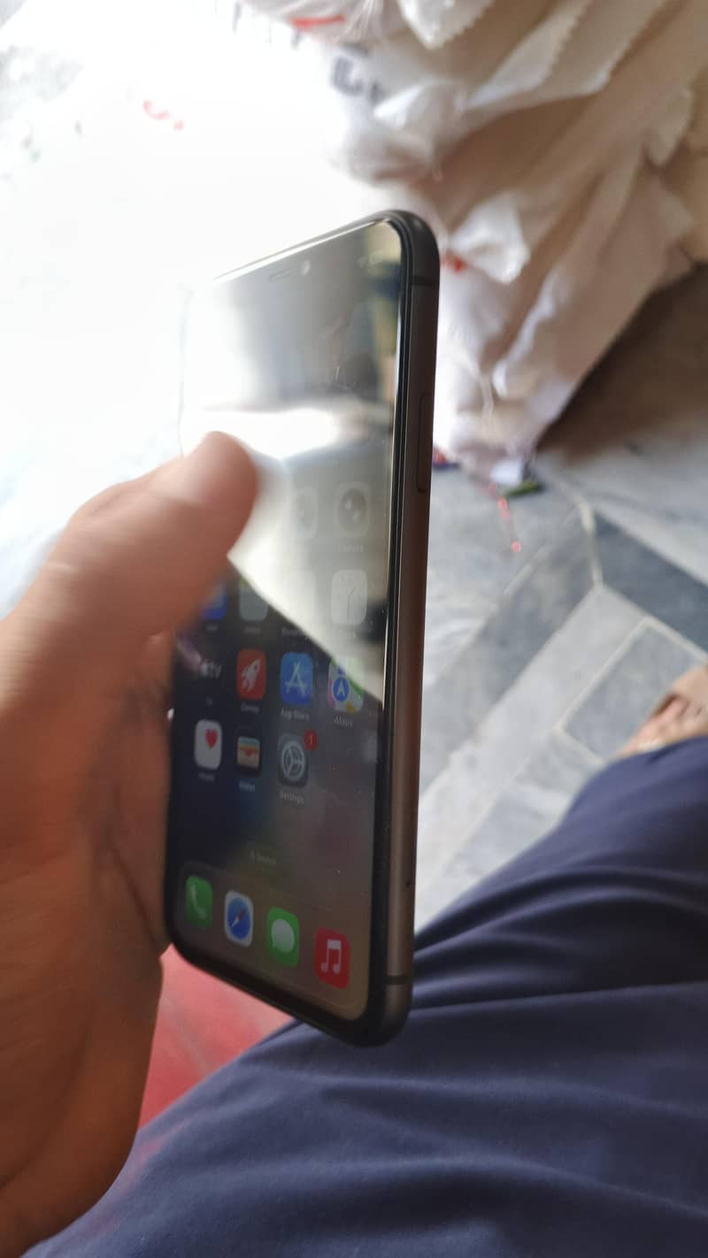 Apple iPhone 11 7