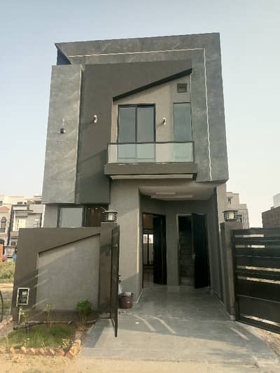 A Well Designed House Is Up For sale In An Ideal Location In Lahore