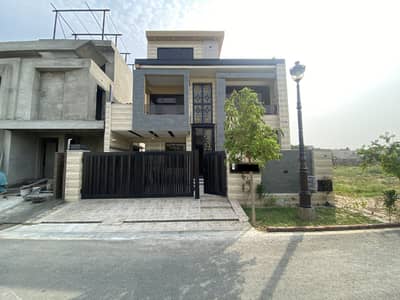 Best Location 10 Marla Luxury House Near Lake City Mall