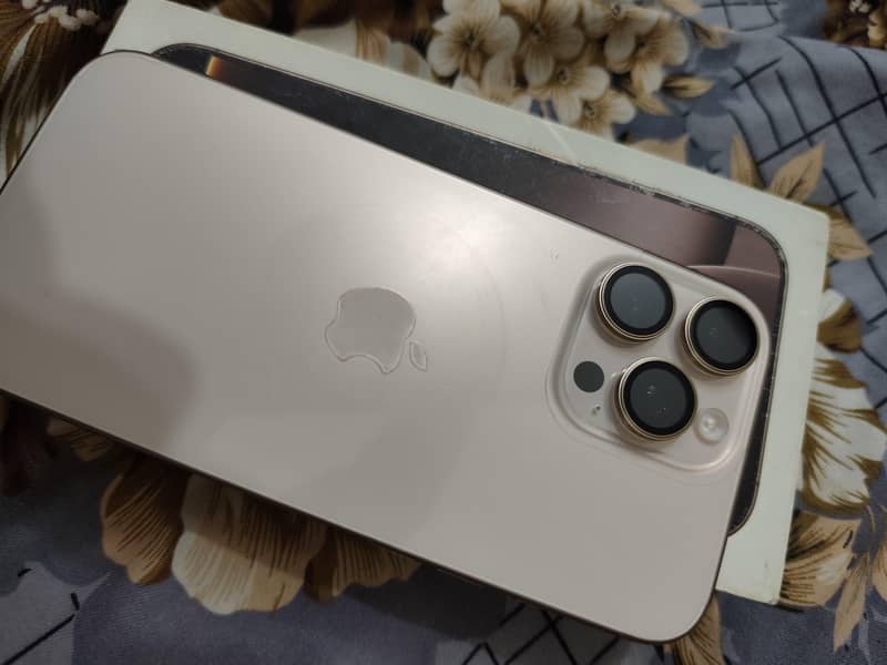 iPhone 16 Pro Max 4