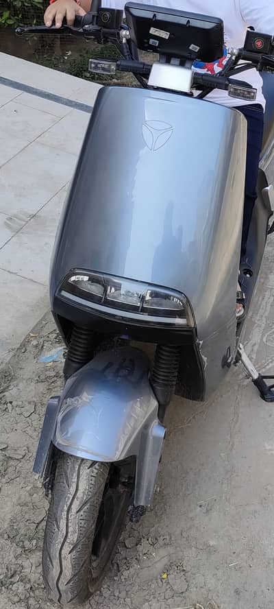 Yadea g5 model Scooty for sale
