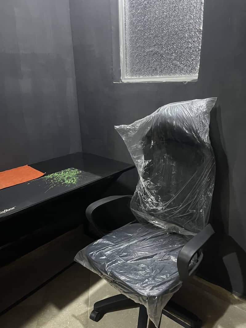 Computer Chair and Table 0