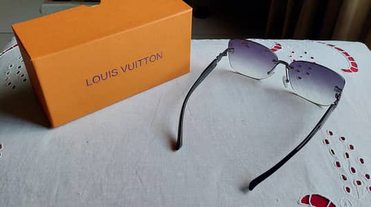 Very elegant brand new sunglasses at am affordable price!