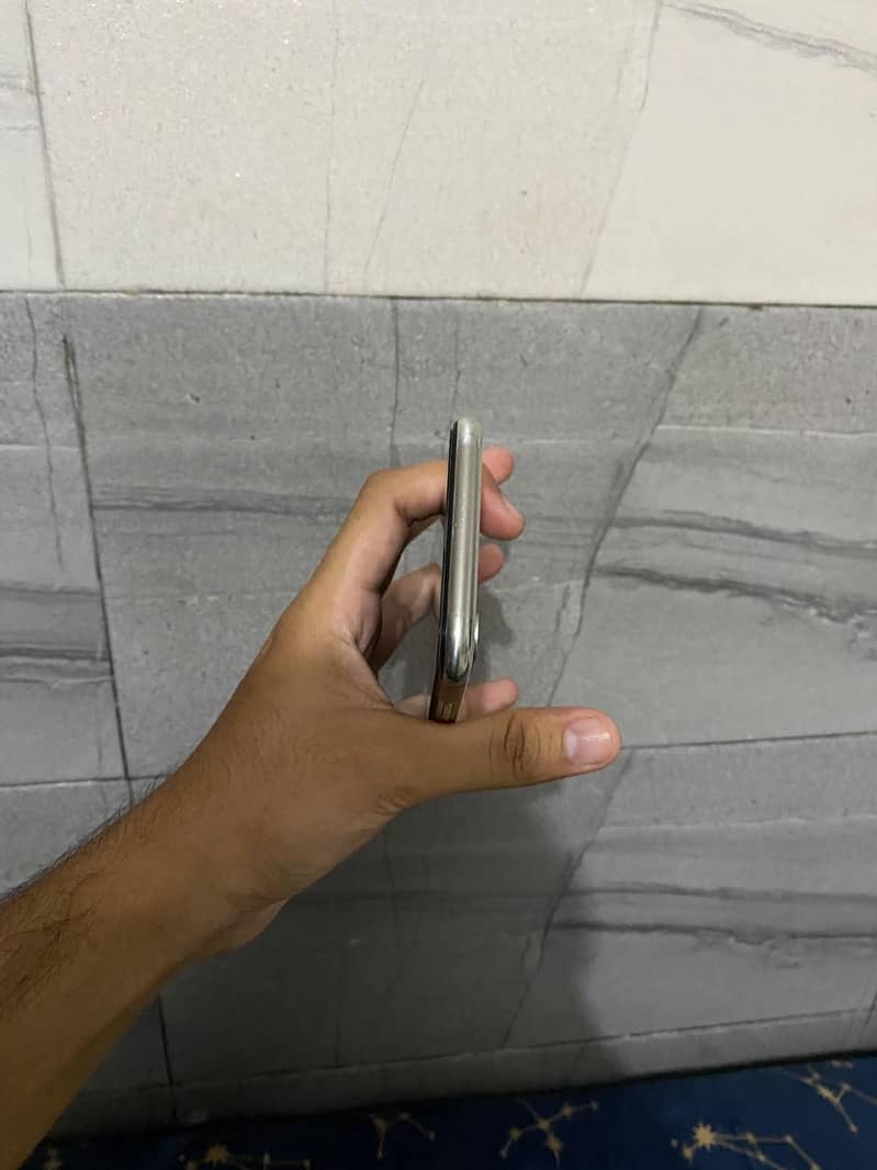 Apple iPhone X 4