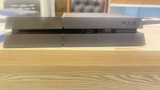 Ps4- 500 GB FAT with original wireless Controller and 2x games