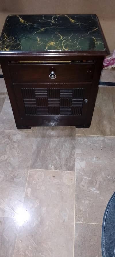 two wooden side tables  اردو: دو ڑی کی سائیڈ ٹیبلز – اچھی حالت میں