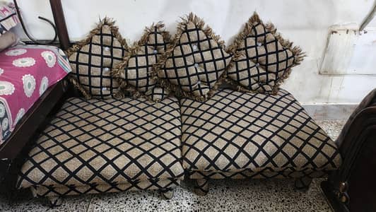 2 seater Sofa with 4 pillows