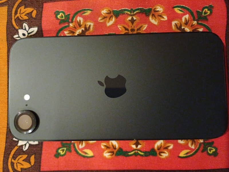 Apple iPhone 16e 1