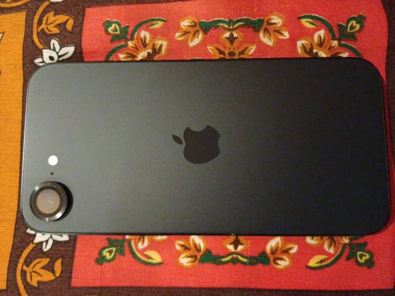 Apple iPhone 16e 3