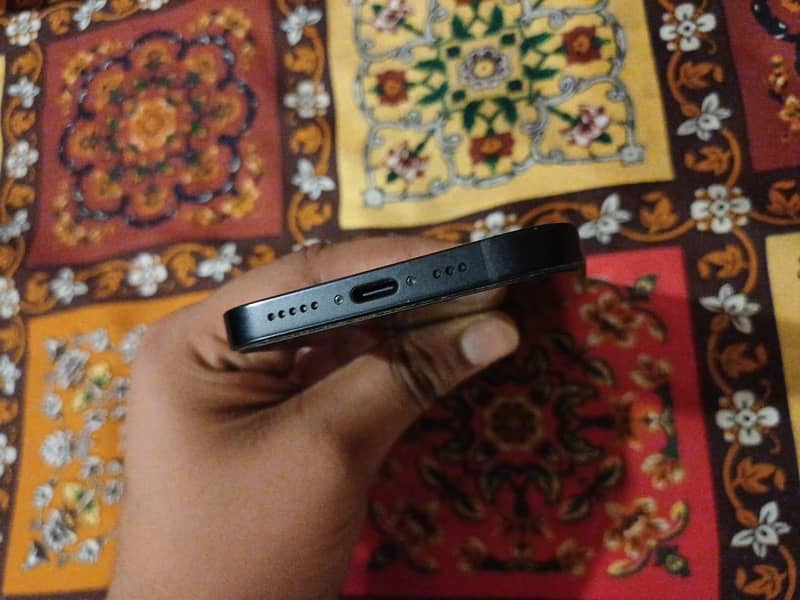 Apple iPhone 16e 4