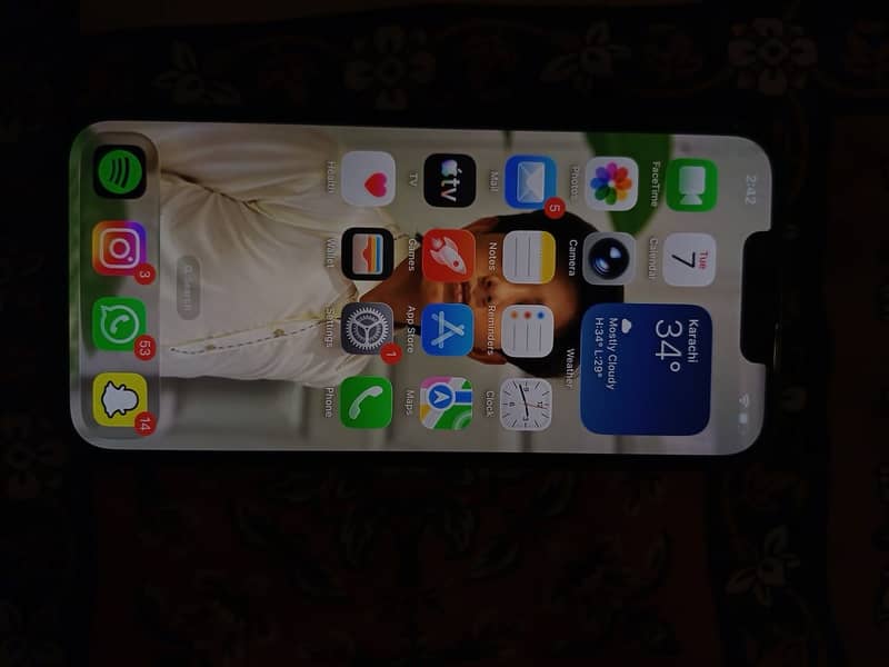 Apple iPhone 16e 9