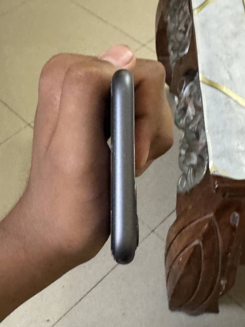 Apple iPhone 11 4