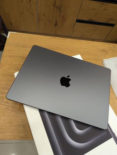 MacBook Pro m5 Complete Box