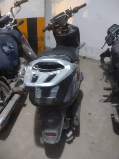 vespa scooty 110 cc engine type 70000 petrol hai
