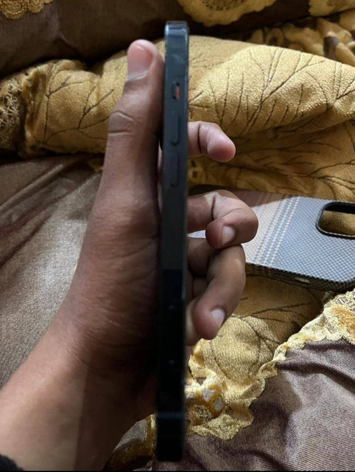Apple iPhone 13 2