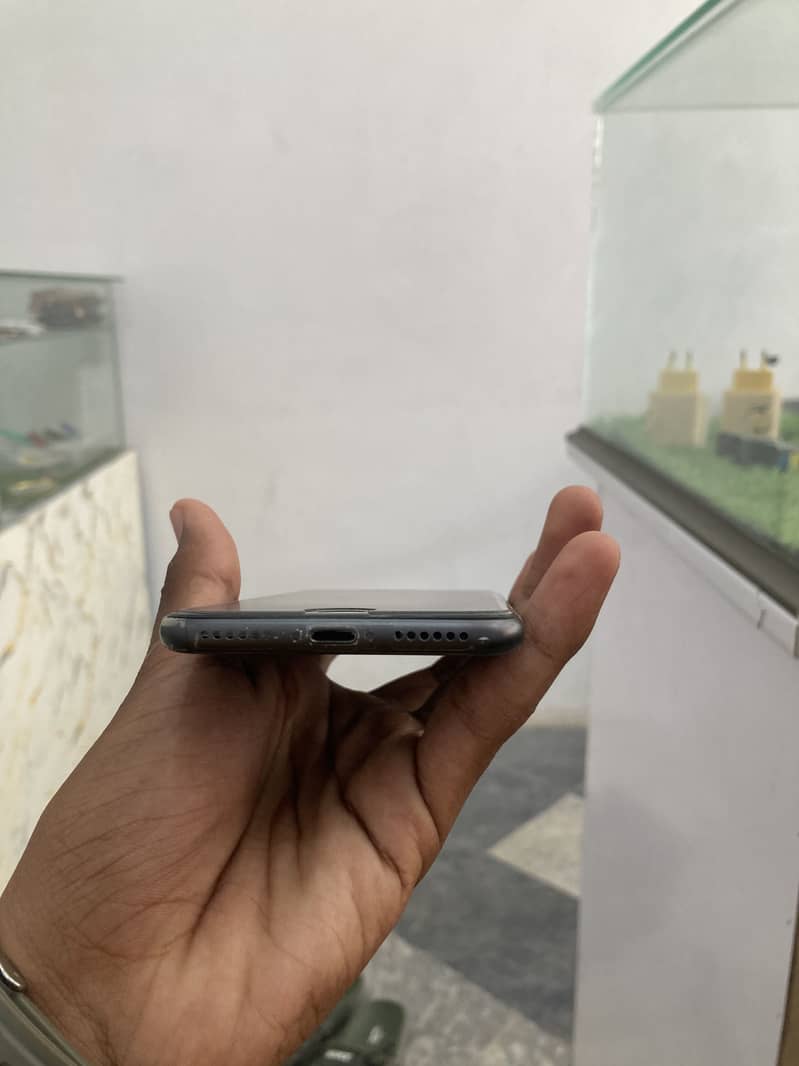 Apple iPhone 8 3