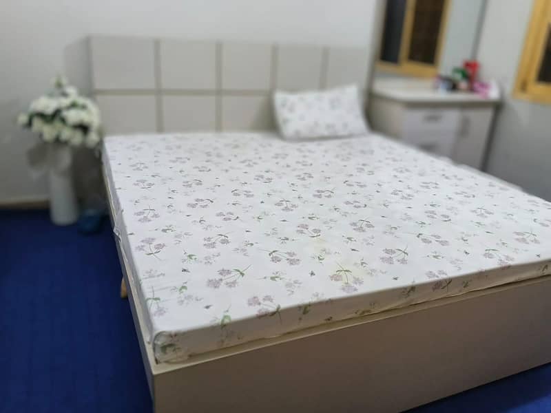 Bed , Dressing 0