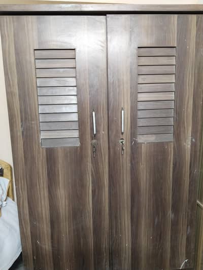 Almari for sale ,,, neeche se thori repair hogi ,,upr part bilkul ok h