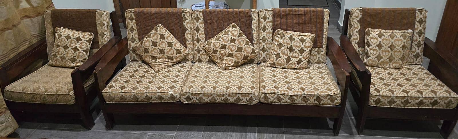 5 seater sofa 0