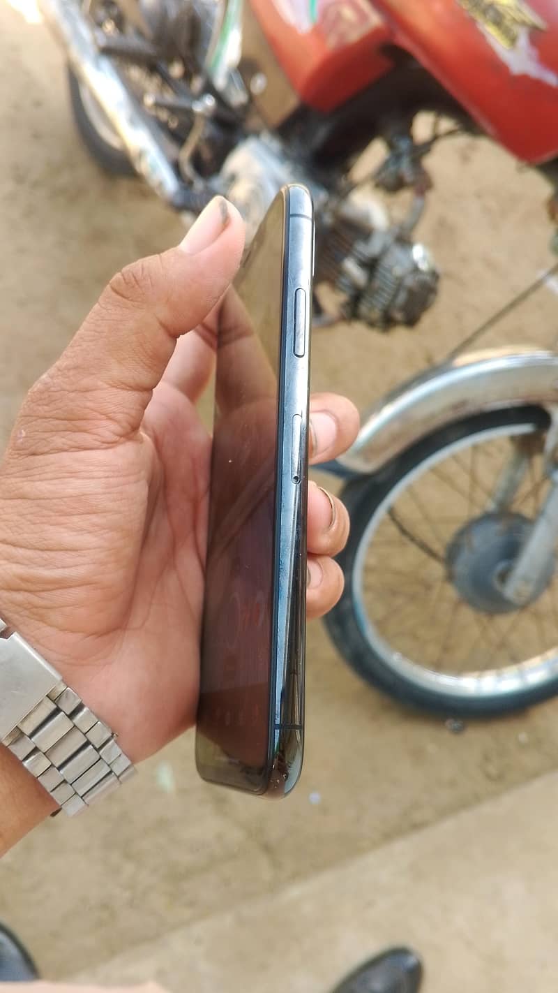 Apple iPhone X 4