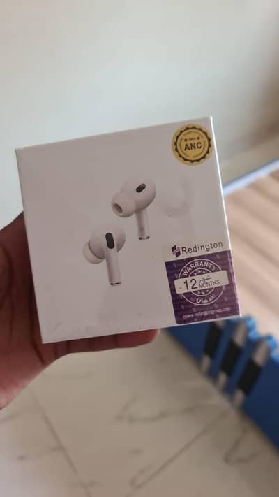 2 in 3 earbuds with silicon case