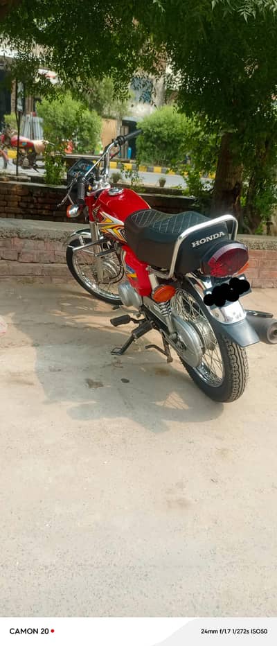 Honda 125 Red 10/10 condition Lush red colour