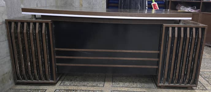 Premium Executive Office Desk with Storage – Excellent Condition