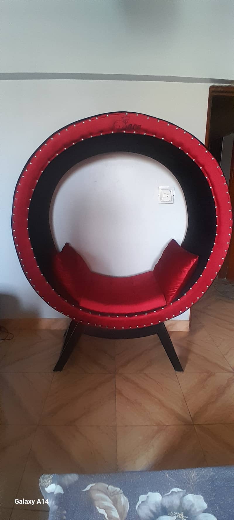 Round Sofa 10/10 condition 0
