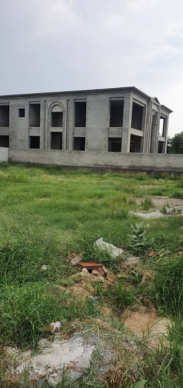 70 FEET ROAD 1-KANAL PRIME LOCATION PLOT IN T BLOCK DIRECT MEETING WITH PLOT OWNER WALKING DISTANCE FROM PARK AND MAIN ROAD