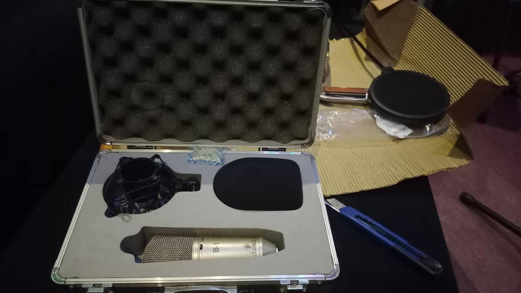 Behringer B1 Phantom Studio Microphone 10
