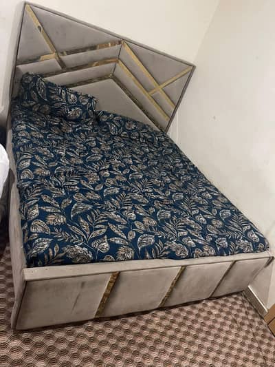 room bed mattress ke sath good condition