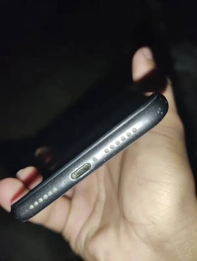 Apple iPhone 11 4