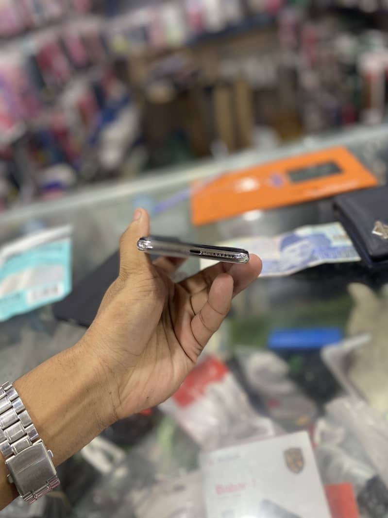 Apple iPhone X 4