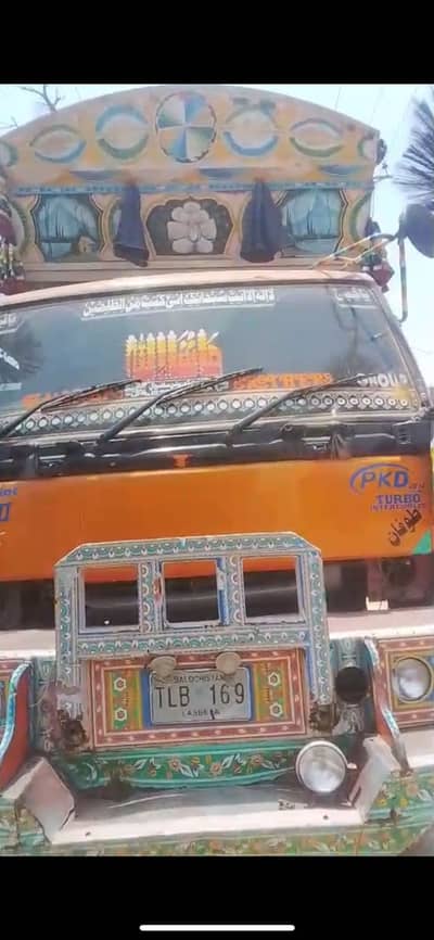 10 wheeler Nissan