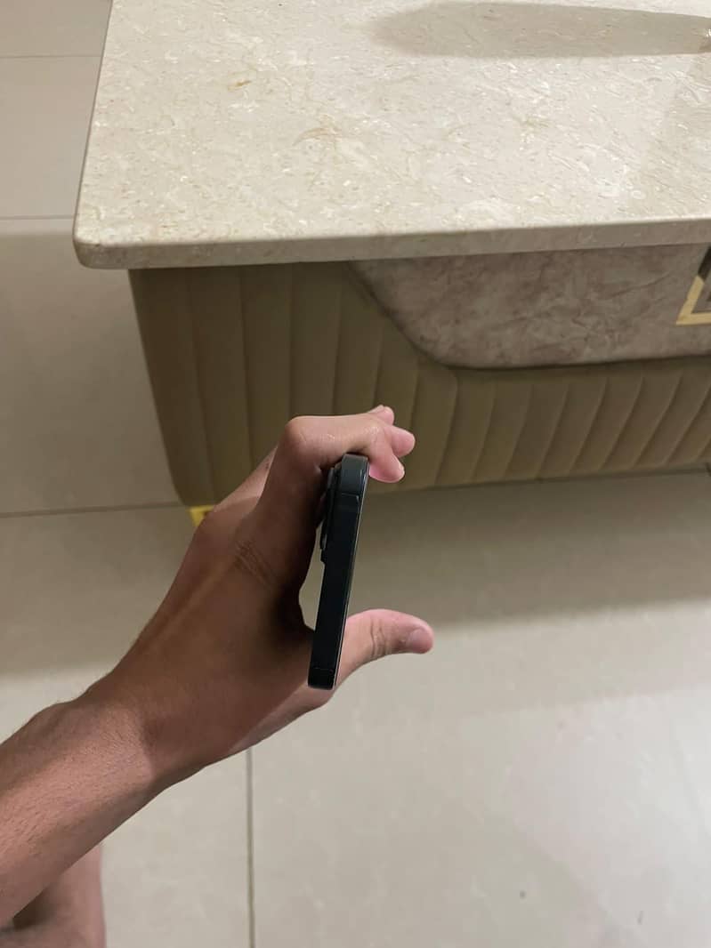 Apple iPhone 14 4