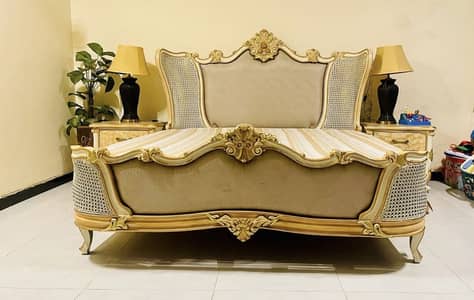 Bed side tabel whith chairs